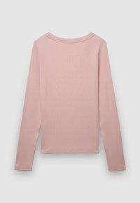 Maglietta a maniche lunghe color rosa chiaro con texture a coste, scollo rotondo e orlo dritto. Non presenta loghi o dettagli visibili.