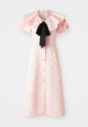 Lyserød blomster jacquard midi kjole med pufærmer, flæset krave, sort slips og frontknaplukning med krystaller.