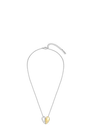 Collier à pendentif en forme de cœur en argent et en or sur une chaîne délicate, présentant un design fendu avec des finitions polies et mates.