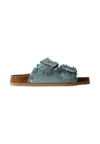 Sandale à bout ouvert avec une semelle en liège marron et deux larges brides turquoise usées avec des franges et des détails de boucle argentée.