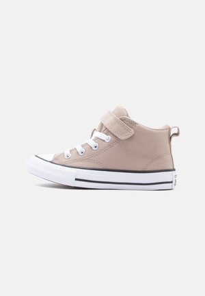 Beiger High-Top-Sneaker mit weißen Schnürsenkeln, einem Klettverschluss und weißer Gummisohle mit schwarzen Streifen.