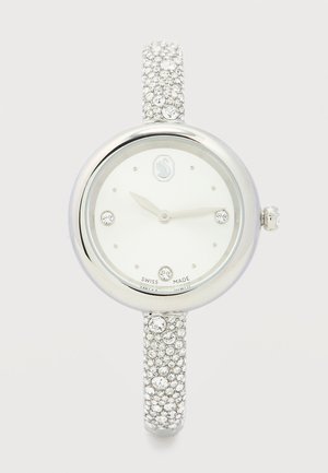 Montre-bracelet ronde en argent avec cadran blanc, index en cristal, bracelet incrusté de cristaux et label "Swiss made" sur le cadran.