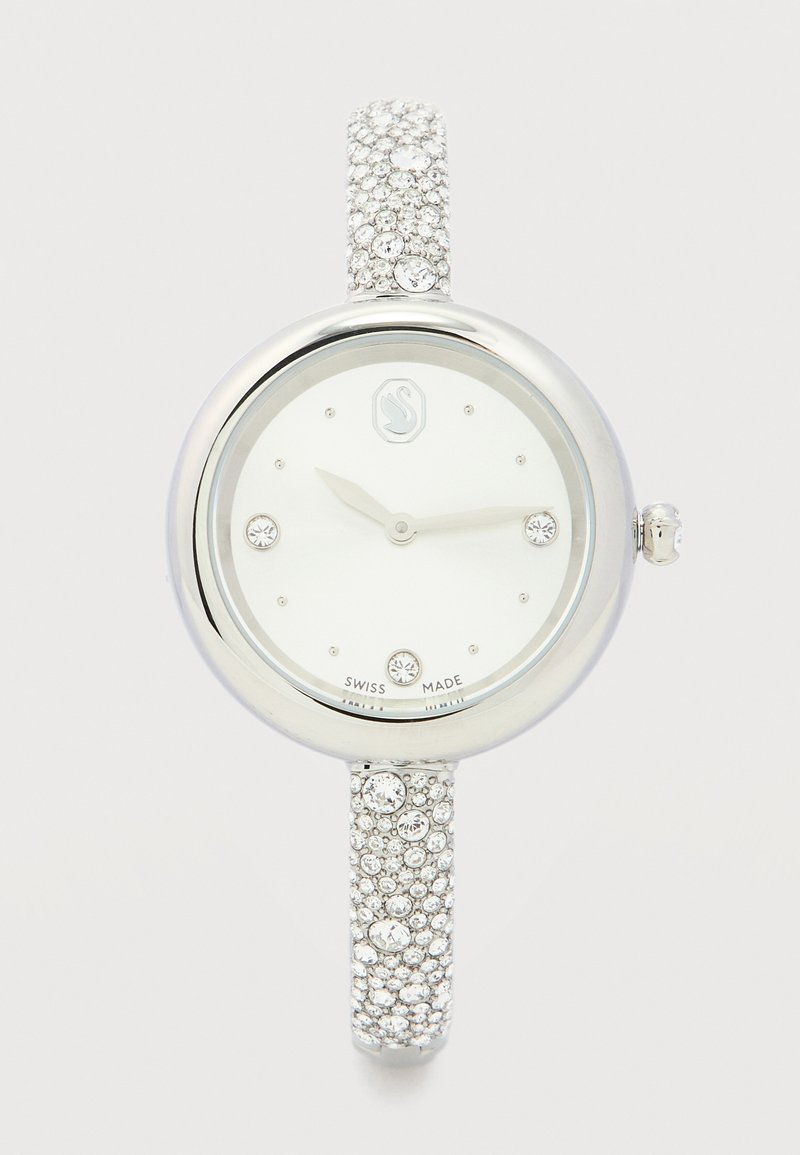 Montre-bracelet ronde en argent avec cadran blanc, index en cristal, bracelet incrusté de cristaux et label "Swiss made" sur le cadran.
