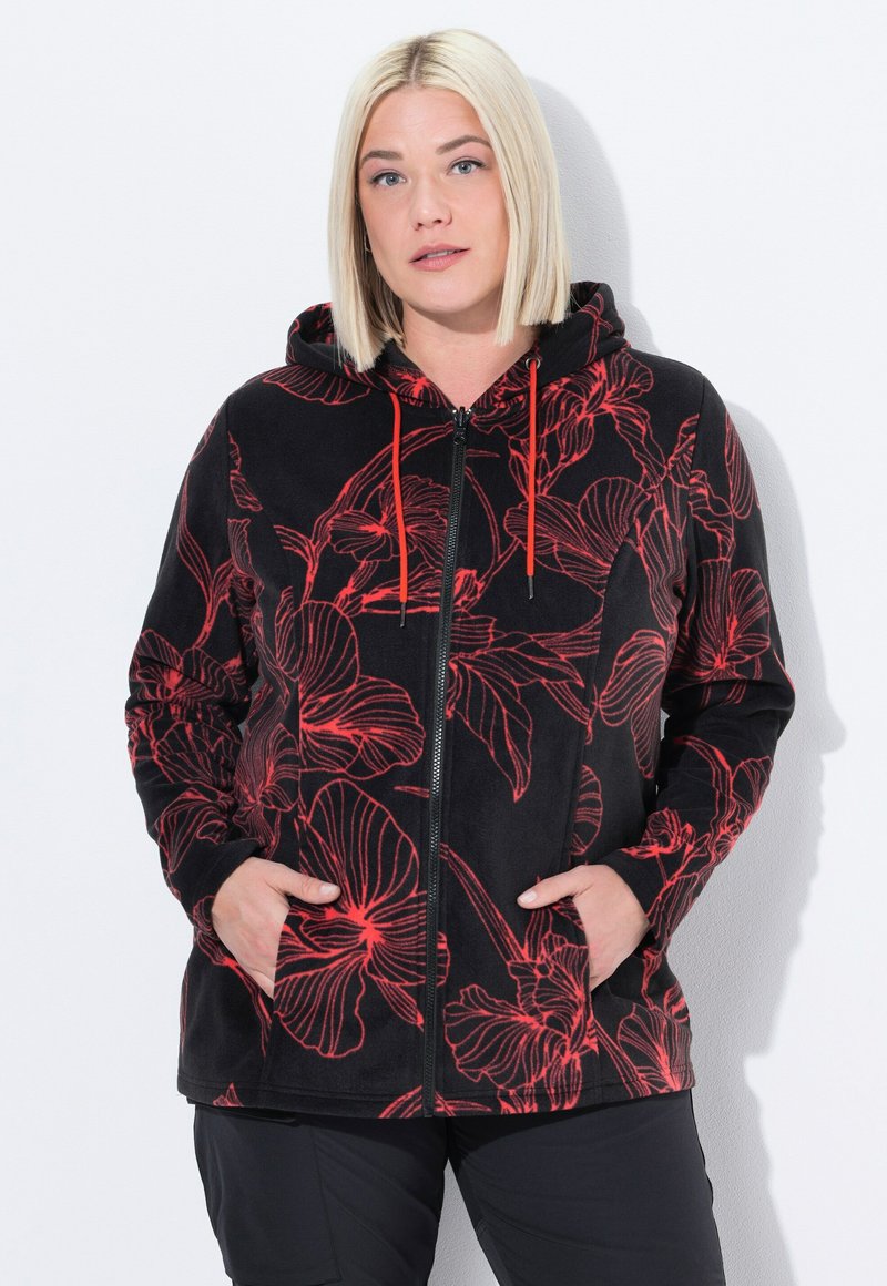 Felpa nera con motivo floreale rosso, chiusura con zip e tasche frontali. Presenta un cappuccio regolabile e un tessuto morbido e texture.