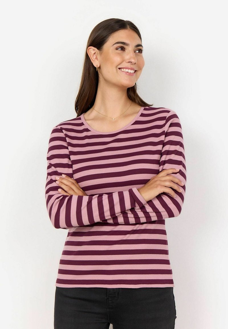 Langærmet stribet top med skiftende nuancer af mauve og lys pink. Har en rund halsudskæring og blødt tekstureret stof.