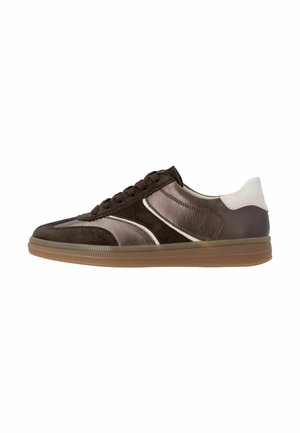 Sneaker marrone basso con pannelli in pelle e camoscio, linguetta bianca sul tallone, chiusura con lacci e suola in gomma traslucida.
