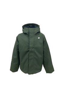 Zielona kurtka z wysokim kołnierzem, zapięciem na zamek błyskawiczny i elastycznymi mankietami; posiada odblaskowe logo na lewym piersi. Gładka faktura.