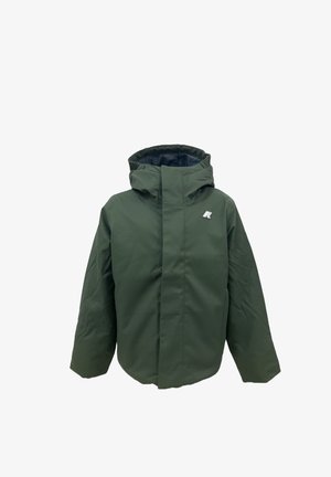 Grøn jakke med høj krave, lynlås lukning og elastiske manchetter; har et reflekslogo på venstre bryst. Glat tekstur.