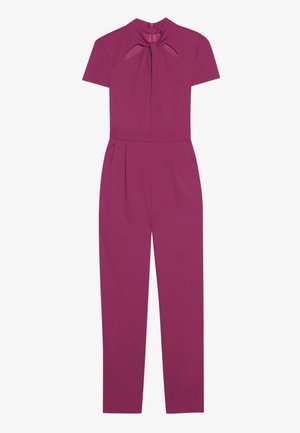 Combinaison ajustée en magenta profond, manches courtes, détail en forme de clef au niveau du cou, taille plissée, jambes fuselées, fabriquée en tissu jersey lisse.
