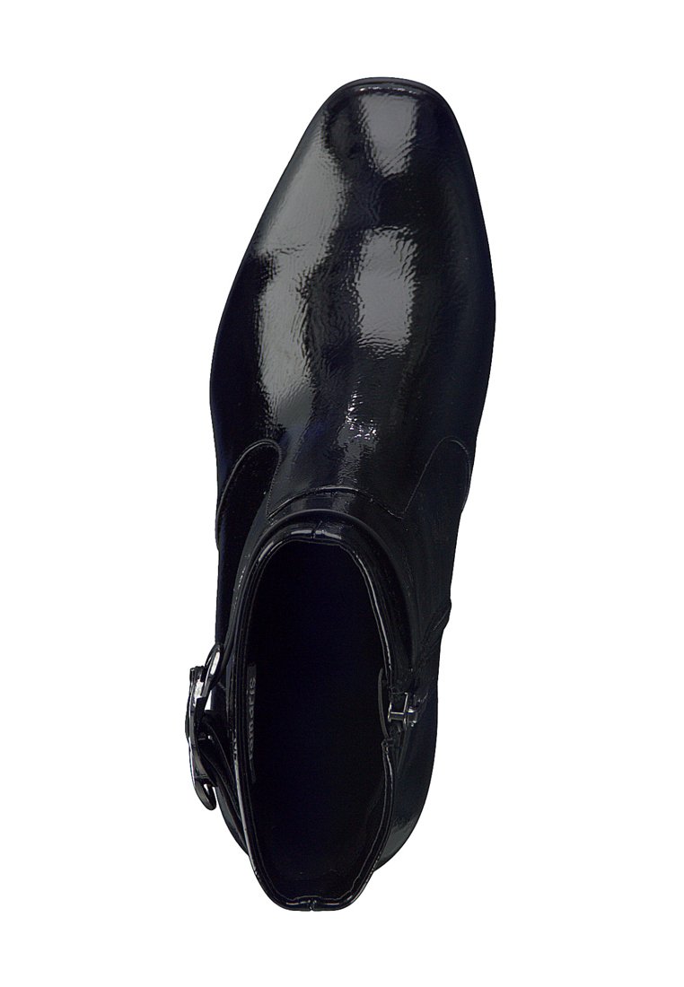 Bottine noire brillante à bout carré, avec fermeture éclair sur le côté et détail de boucle sur fond blanc.