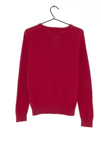 Roter Pullover aus weichem Stoff, mit langen Ärmeln, einem runden Ausschnitt und gerippten Bündchen und Saum. Minimalistisches Design ohne sichtbare Muster.