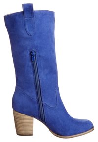 Modré semišové kozačky do kolen s dřevěným podpatkem, bočním zipem a hladkým povrchem. Obsahují poutko na vrchu pro snadné obouvání.