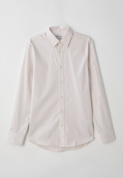 Camisa de botão de manga longa rosa claro com colarinho italiano, listras verticais e barra arredondada. Apresenta botões bege e uma textura suave.