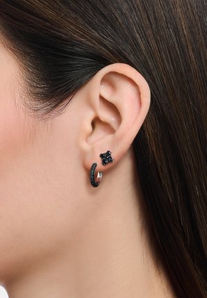 Schwarze Edelsteinohringe mit einem floralen Design, bestehend aus einem Stecker und einem kleinen Hoop, mit einem Silberton-Basis und strukturierten Akzenten.