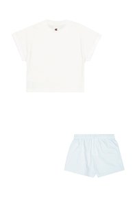 T-shirt blanche à manches courtes avec un col rond et des manches retroussées, associée à un short bleu clair à taille élastique ; tissu en coton, coupe décontractée.