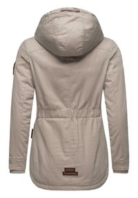 Beige buitenjas met een capuchon, elastische tailleband en gedetailleerde bruine accenten. Heeft ribbelmanchetten en een gladde, matte afwerking.