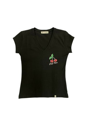 T-shirt nera a maniche corte con scollo a V, con una piccola ciliegia e la scritta Café Noir ricamate sul lato sinistro del petto.