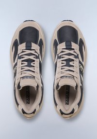 Beige ja tumesinised sportlikud jalanõud, millel on põhjendatud, nahk ja sünteetilised tekstuurid. Omab paelaga sulgemist, brändiataktsi ja pehmendatud kaelaosa.