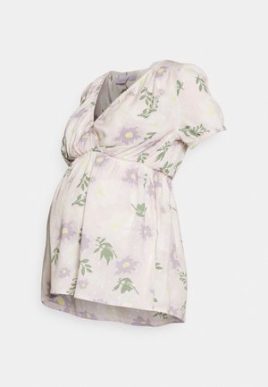 Φορεμάκι εγκυμοσύνης σε ανοιχτό ροζ χρώμα με λουλουδάτα σχέδια σε μωβ και πράσινο. V-λαιμόκοψη, κοντά φουσκωτά μανίκια, σφικτή μέση και μαλακή υφή υφάσματος.