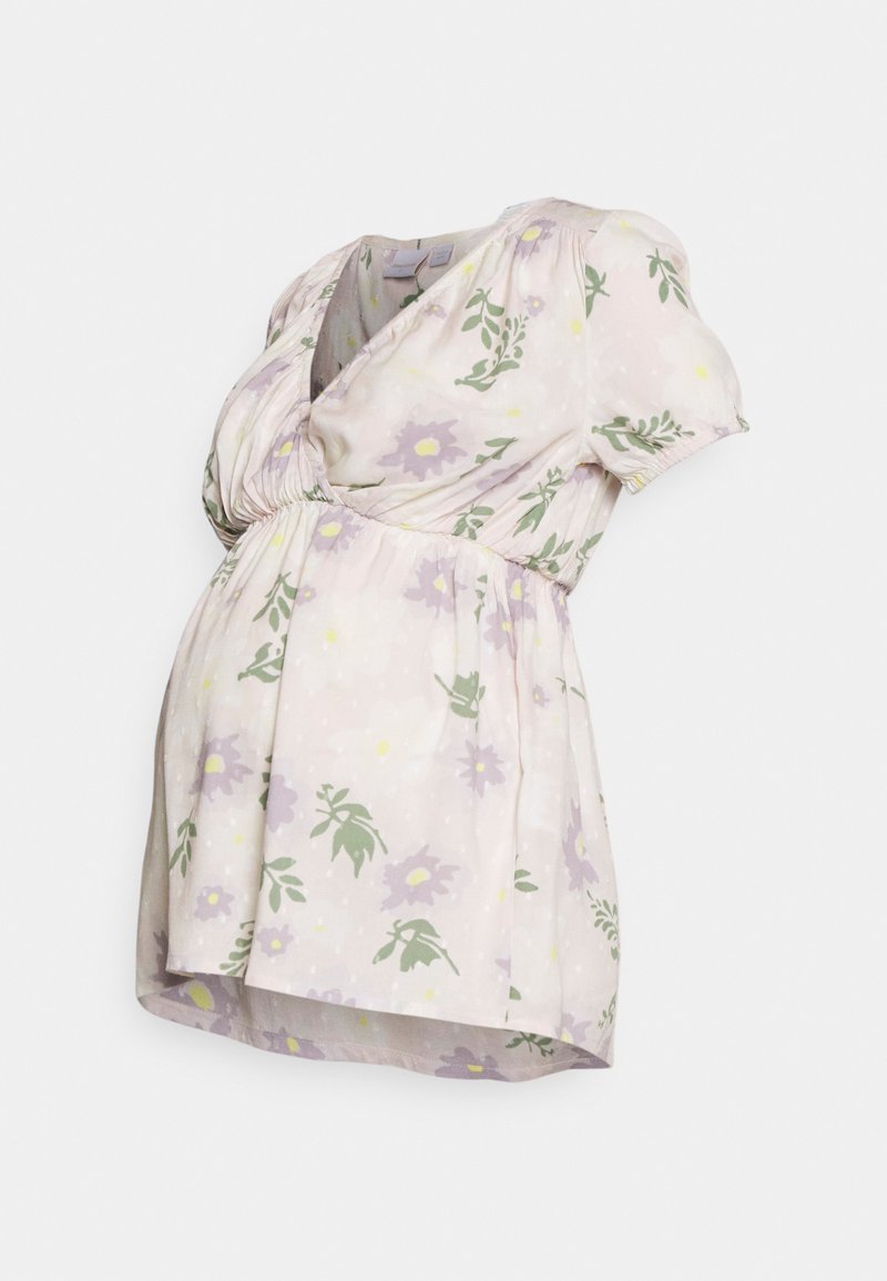 Φορεμάκι εγκυμοσύνης σε ανοιχτό ροζ χρώμα με λουλουδάτα σχέδια σε μωβ και πράσινο. V-λαιμόκοψη, κοντά φουσκωτά μανίκια, σφικτή μέση και μαλακή υφή υφάσματος.