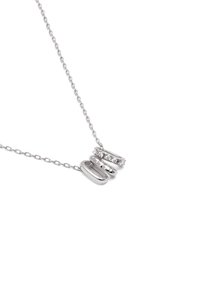 Silbernes Halsband mit drei verbundenen Anhängern: zwei glatte ovale Formen und einer, der mit kleinen klaren Edelsteinen geschmückt ist, und einer dünnen Kette.