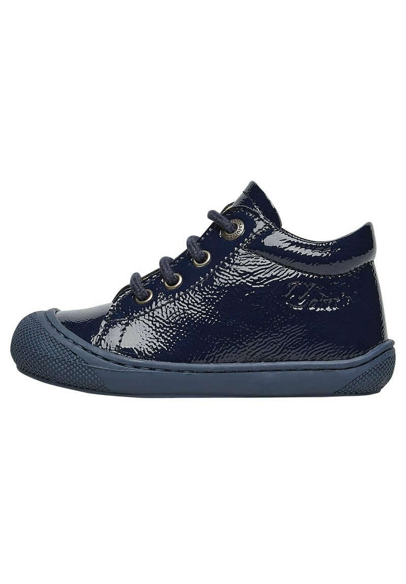 Sneaker in pelle lucida blu navy con profilo basso, punta rotonda, superficie testurizzata, design con lacci e suola in gomma. Presenta occhielli in metallo.