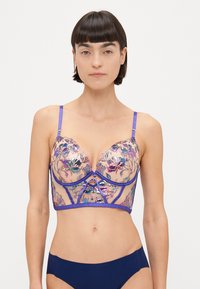 Spids-bralette med en gennemsigtig mesh-krop, livlig blomsterbroderi i lilla og blå, med en struktureret undertråd og justerbare stropper.