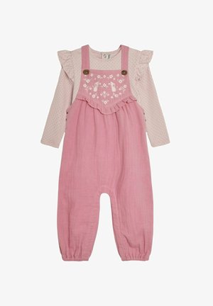 Lyserøde bomulds overalls med broderet blomsterdesign, skulderstropper og knapdetaljer, parret med en flæset langærmet polkaprikket bluse.