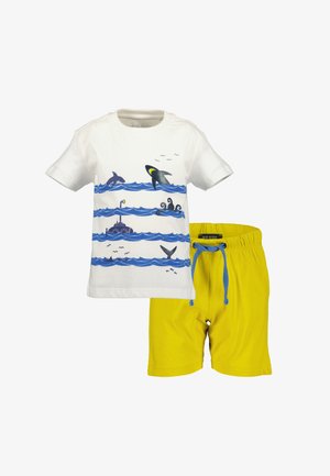 Witte t-shirt met grafisch ontwerp van blauwe oceaangolven, met zeedieren; gecombineerd met gele shorts, elastische tailleband en blauwe trekkoord.