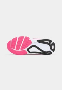 Sportlich gestaltete Schuhsohle in pink, weiß und schwarzem Gummi. Verfügt über ein strukturiertes Muster, Dämpfungselemente und ausgeprägte Profilierung für besseren Grip.