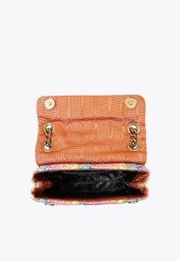 Borsa a tracolla arancione con texture, parte superiore decorata, dettagli dorati e interno nero. Presenta un dettaglio a catena e una chiusura a scatto.