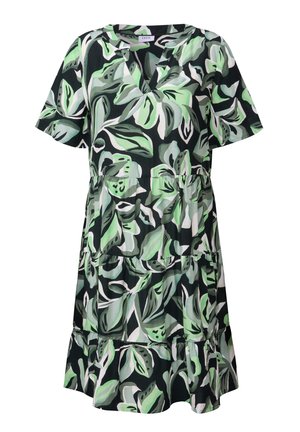 Kortærmet kjole i sort med et grønt og hvidt bladmønster, der har en V-udskæring og et lagdelt skørt design. Fremstillet af letvægtigt stof.