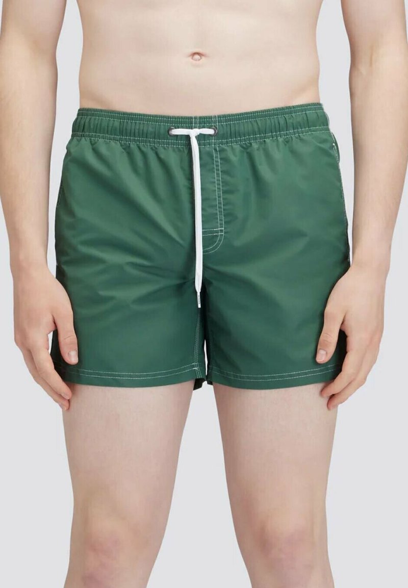 Groene zwembroek gemaakt van synthetisch materiaal, met een elastische tailleband voorzien van een witte koord en contrasterende witte stiksel.