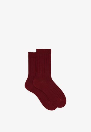 Bordeauxrote Baumwollsocken mit gerippter Struktur, mittelhoch bis zur Wade und verstärkter Spitze sowie Ferse für erhöhte Haltbarkeit.