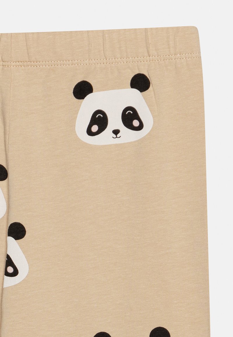 Beiger Stoff mit wiederholten schwarzen und weißen Cartoon-Pandagesichtern mit runden Ohren und lächelnden Ausdrücken.