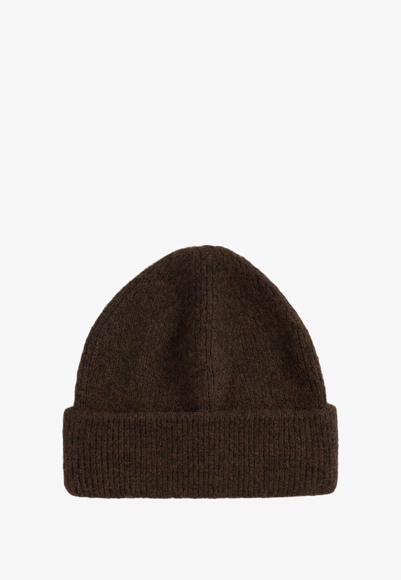 Gorro de punto marrón con textura acanalada. Cuenta con un puño doblado, parte superior redondeada y un acabado suave. Adecuado para el clima frío.