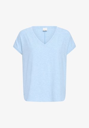 Lyseblå kortærmet V-hals T-shirt med afslappet pasform og et lille mærke ved halsudskæringen.