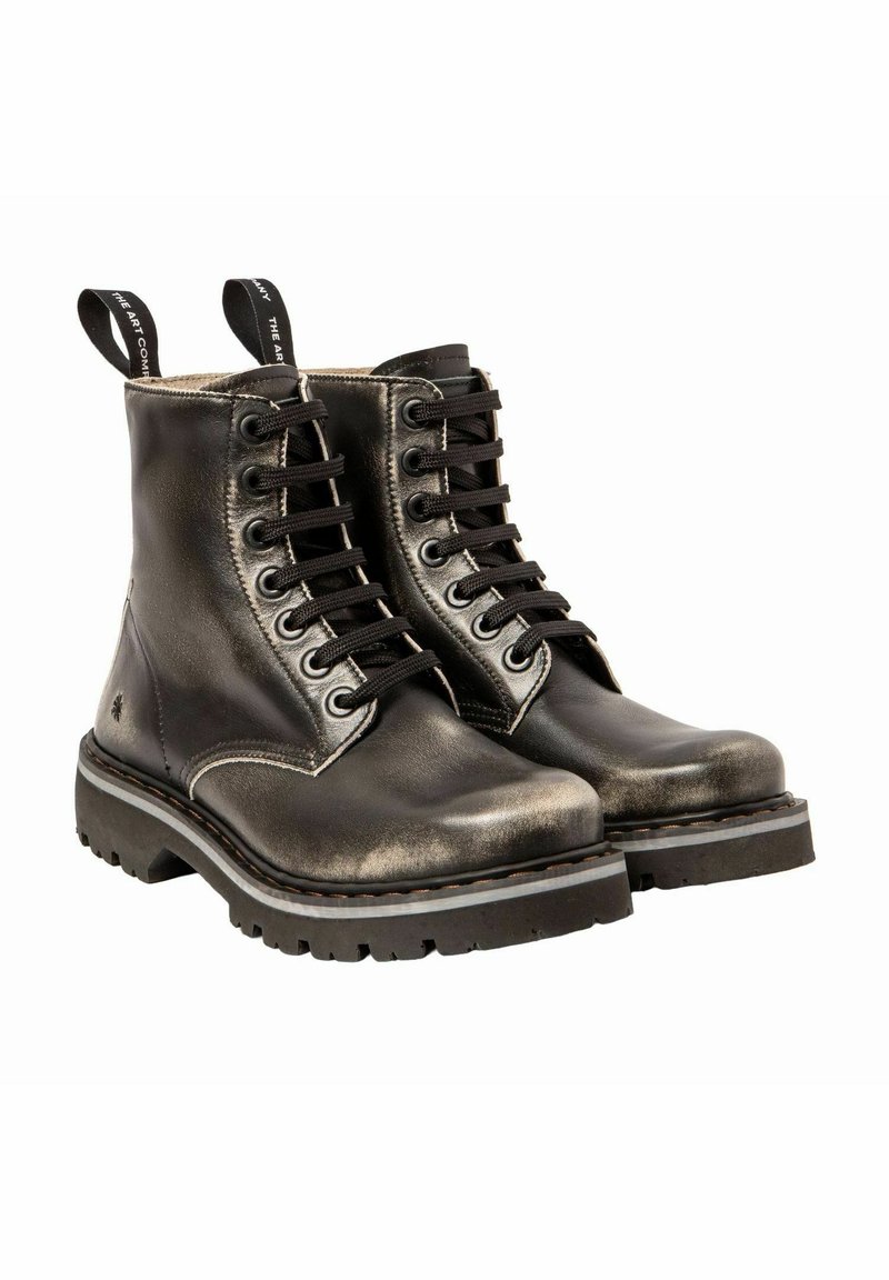 Une paire de bottes de combat en cuir noir à lacets, avec des semelles en caoutchouc épaisses et des sangles à l'arrière.