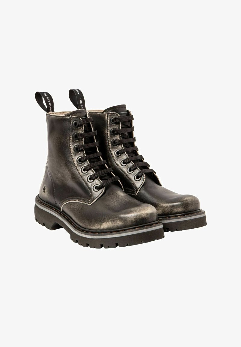 Une paire de bottes de combat en cuir noir à lacets, avec des semelles en caoutchouc épaisses et des sangles à l'arrière.