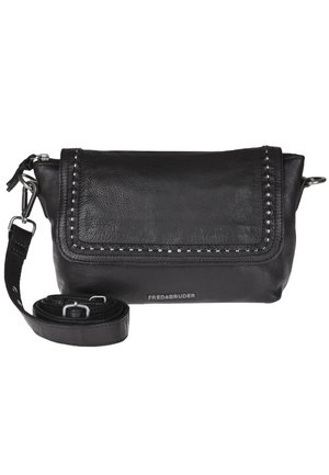 Sac bandoulière en cuir noir avec fermeture à rabat, détails en clous argentés le long du bord du rabat et une bandoulière réglable enroulée à côté.