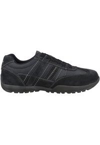 Sneakers in suede nero con profilo basso, suola in gomma, design con allacciatura e cuciture bianche a contrasto con tre strisce laterali.