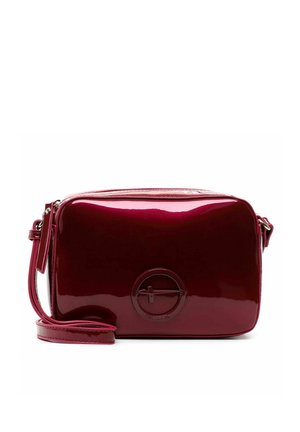 Błyszcząca, ciemnoczerwona, prostokątna torebka na ramię z regulowanym paskiem i okrągłym wytłoczonym logo na środku z przodu.