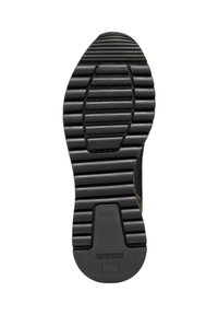 Semelle en caoutchouc noir avec un motif strié, présentant un logo proéminent et des zones texturées pour une meilleure adhérence. Fini lisse et conception robuste.