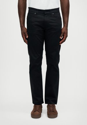 Sorte chinos med slim fit, der har for- og baglommmer, metalknaplukning og en glat, bomuldsagtig tekstur.