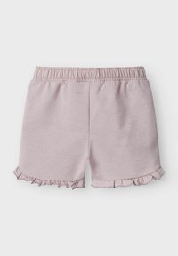 Pantalones cortos de color rosa claro, confeccionados en una tela suave, con cinturilla elástica y un dobladillo con volantes en las piernas. Textura lisa con un brillo sutil.