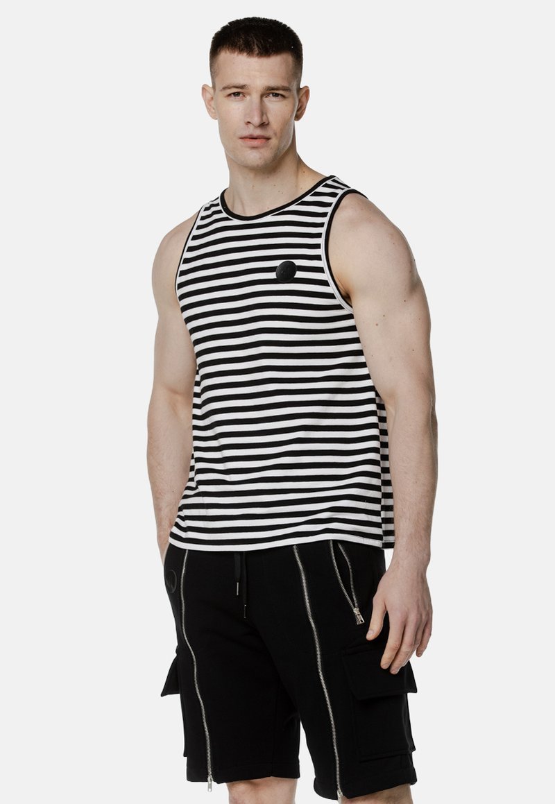 Czarna i biała paskowana koszulka na ramiączkach z okrągłym dekoltem i małym logotypem, w połączeniu z czarnymi szortami cargo z zamkami.
