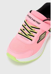 Skechers Performance ELITE TEMPO UNISEX - Baskets basses - neon pink
