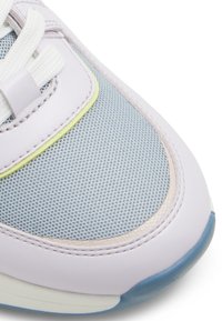 Sneaker con tomaia in rete grigia chiara, dettagli in pelle lavanda, lacci bianchi e suola in gomma blu. Presenta cuciture e dettagli di design minimi.