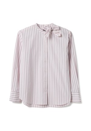 Lichtroze blouse met lange mouwen, voorzien van dunne verticale donkere strepen, knoopsluiting aan de voorkant, mouwen met manchetten en een stoffen strik bij de hals.