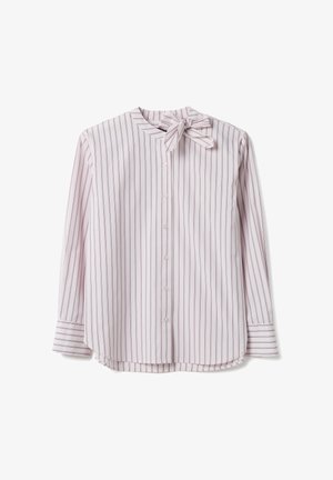 Blouse à manches longues rose pâle avec de fines rayures verticales foncées, boutonnée sur le devant, manches à poignets et un nœud en tissu attaché au col.